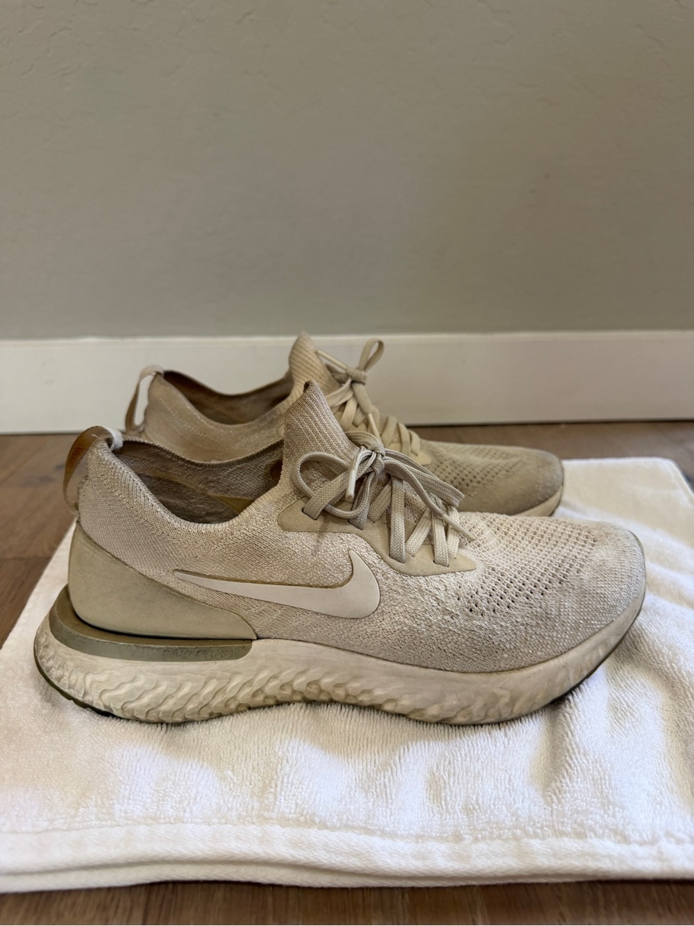 NIKE Flyknit Epic Sneaker Shoes Size 8 White Cream Worn Condition